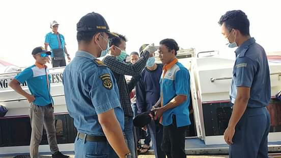 Pemerintah dan Upika Kuala Kampar Lakukan Cek Suhu Tubuh di Pelabuhan Panyalai
