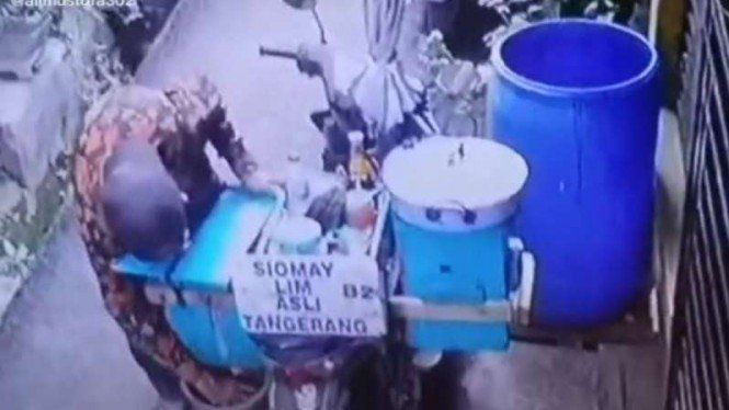 Usai Tukang Bakso, Kini Viral Penjual Siomay Ludahi Dagangannya