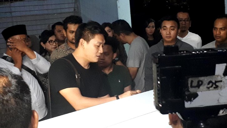 Sabar dan Tegar, Ifan Seventeen Megantarkan Jenazah Istri ke Ponogoro