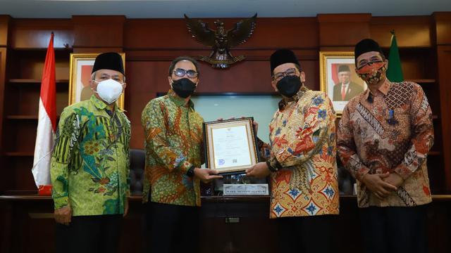 Kemenag Serahkan Sertifikat Halal Vaksin Covid-19 ke Bio Farma 