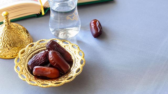 Cukupkah Berbuka Puasa Hanya dengan Minum Air Putih dan Makan Kurma?