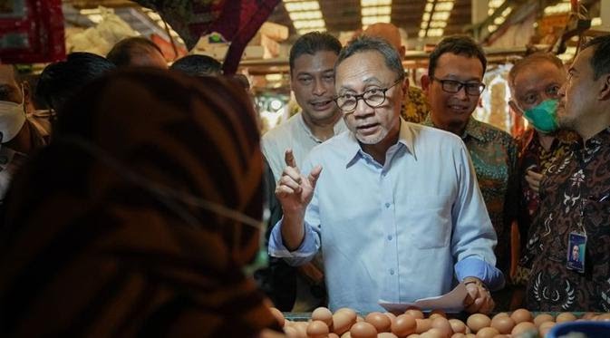 Blusukan ke Pasar, Zulkifli Hasan Janji Stabilkan Harga Minyak Goreng
