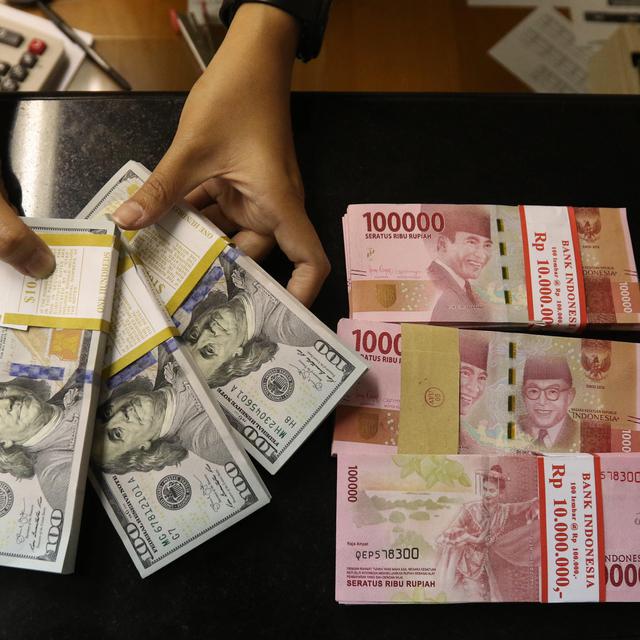 Rupiah Tertekan, Dolar AS Menguat ke Level Rp 14.900 