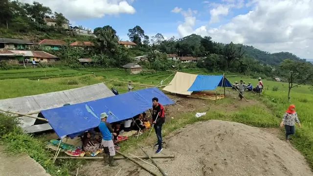 Warga Korban Gempa Bogor Bangun Tenda Darurat di Sawah