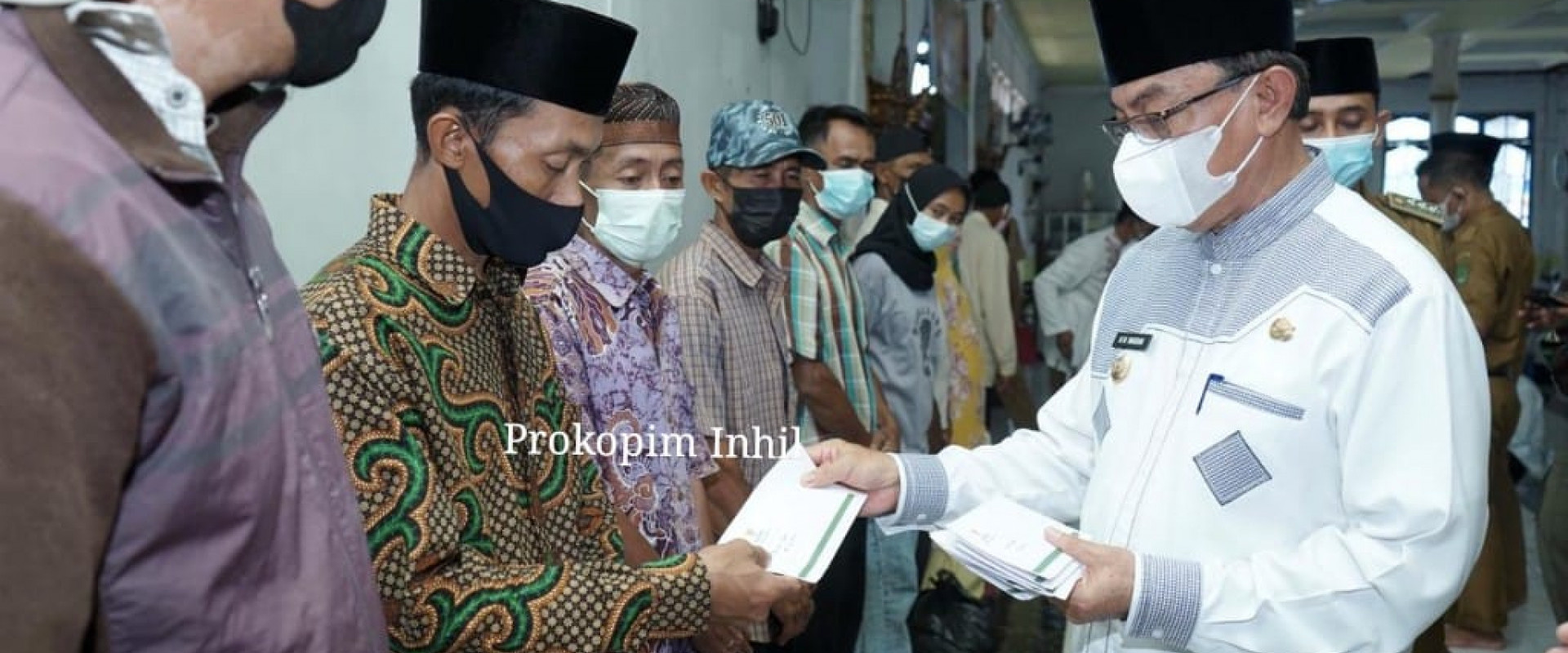 Lakukan Kunjungan ke Kecamatan Keritang ,Bupati Inhil Bagikan Santunan Anak Yatim 