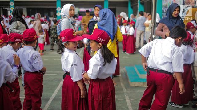 Hari Pertama Masuk Sekolah, Mayoritas Belajar Jarak Jauh