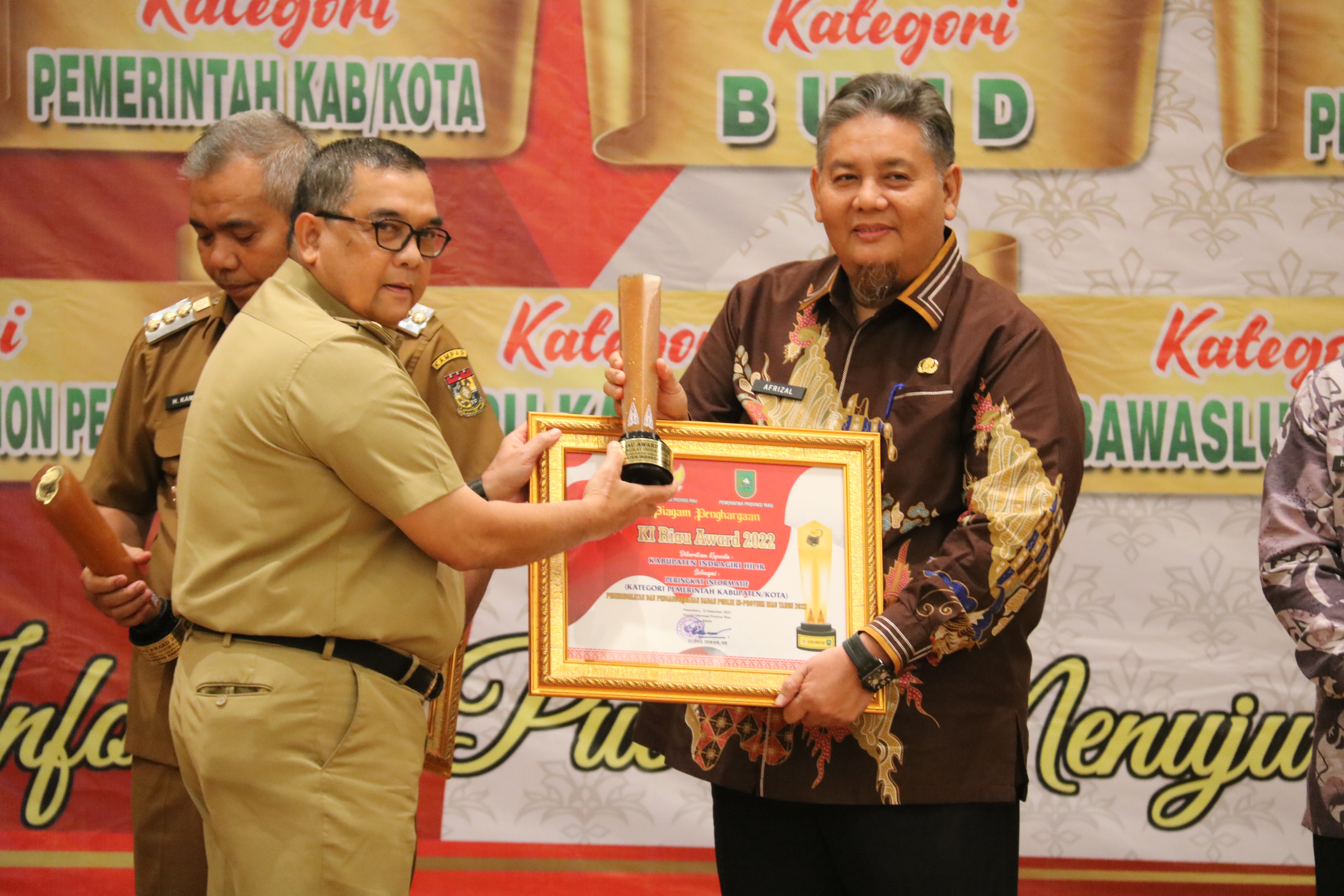 Selamat, Pemkab Inhil Terima Penghargaan Predikat Informatif KI Award 2022