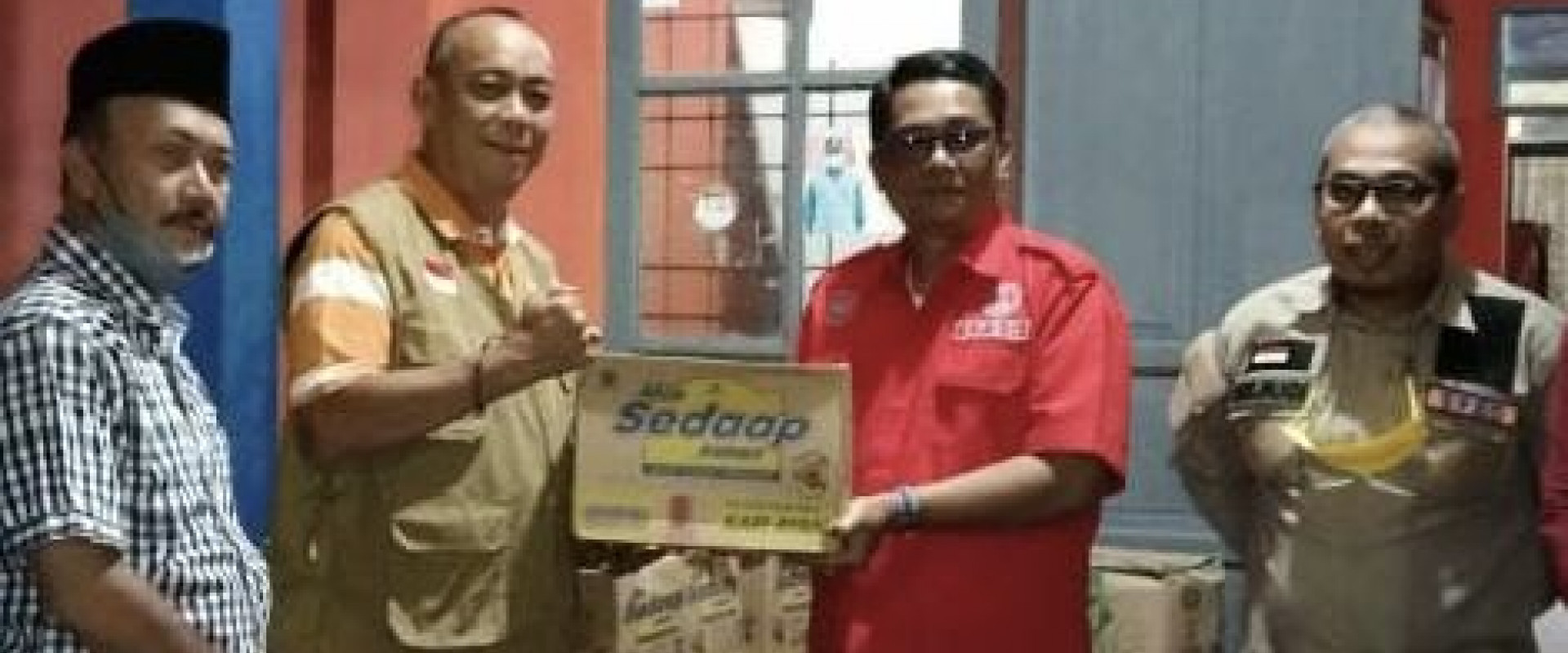 Bupati Inhil Salurkan Bantuan untuk Korban Terdampak Ombak Pasang Tinggi
