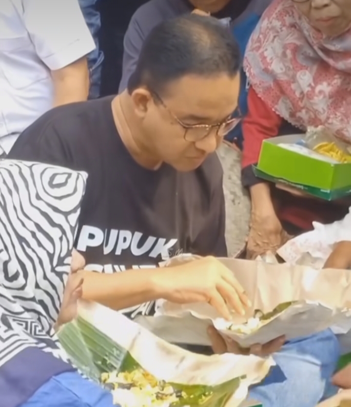 Makan Bajamba di Solok, Anies Janji Tuntaskan Kelangkaan Pupuk