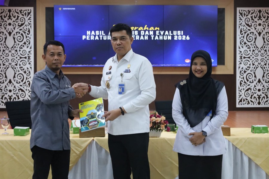 Kemenkum Riau Serahkan Evaluasi 17 Perda, Pemda Diminta Tindak Lanjuti Rekomendasi