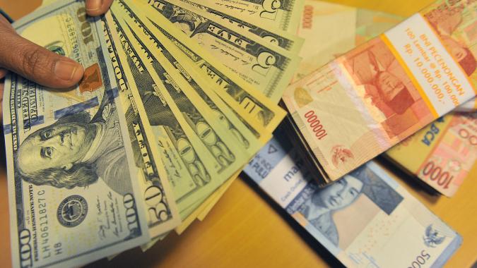 Kasus Corona Meningkat, Rupiah Melemah Rp14.700 per Dolar