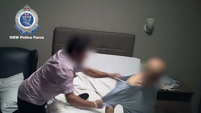 Kekerasan, Perawat Pukuli Lansia dengan Sepatu