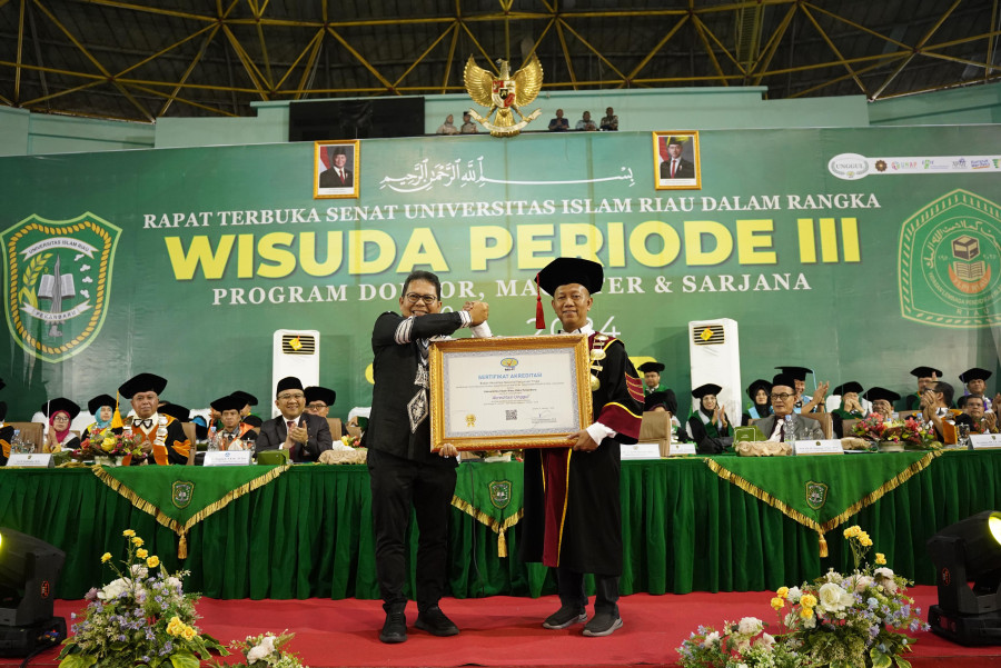 Rektor UIR Terima Sertifikat Akreditasi UNGGUL dari  Direktur Dewan Eksekutif BAN PT