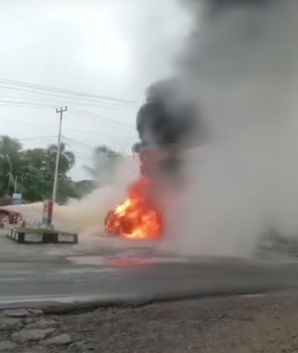 Mobil Hangus Terbakar di SPBU Kuok, Pengemudi Alami Luka Bakar Serius