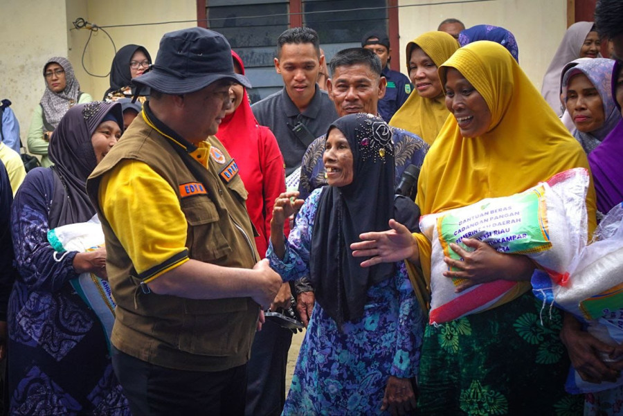 Tinjau Banjir di Kampar, Gubernur Edy Serahkan Bantuan 15 Ribu Kg Beras