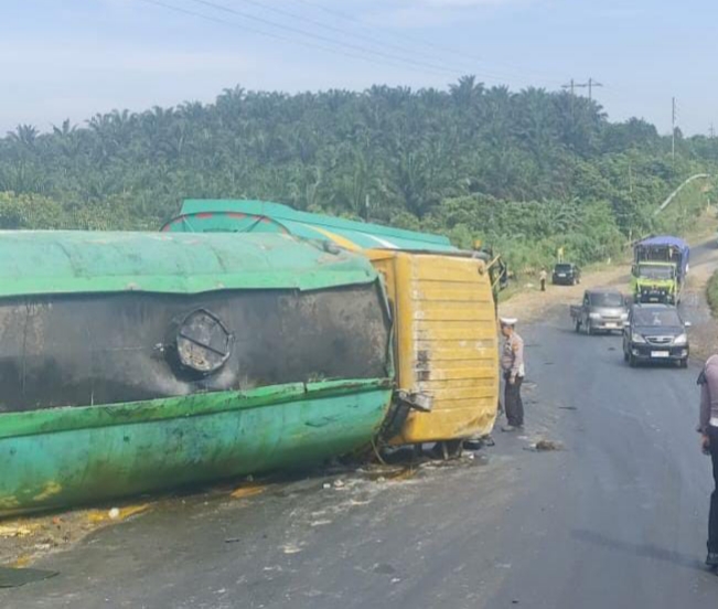 Truk Tangki CPO Terguling di Minas, Jalan Licin dan Macet