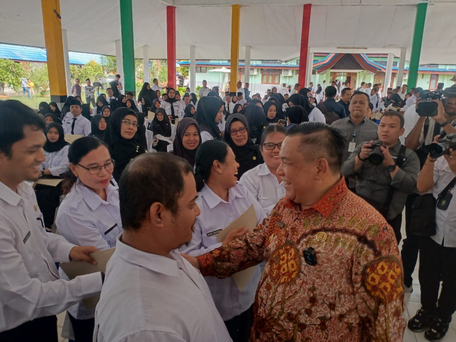 Serahkan SK PPPK di Siak, Pj Gubri Beri Motivasi Kembangkan Potensi