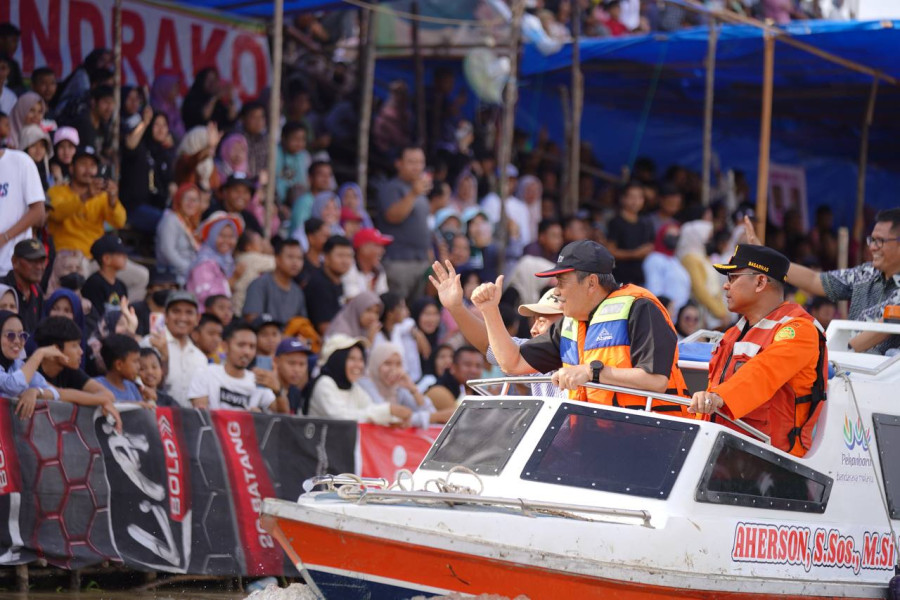 Hadiri Penutupan Pacu Jalur, Gubri Syamsuar Tambah Bonus untuk Jalur Juara