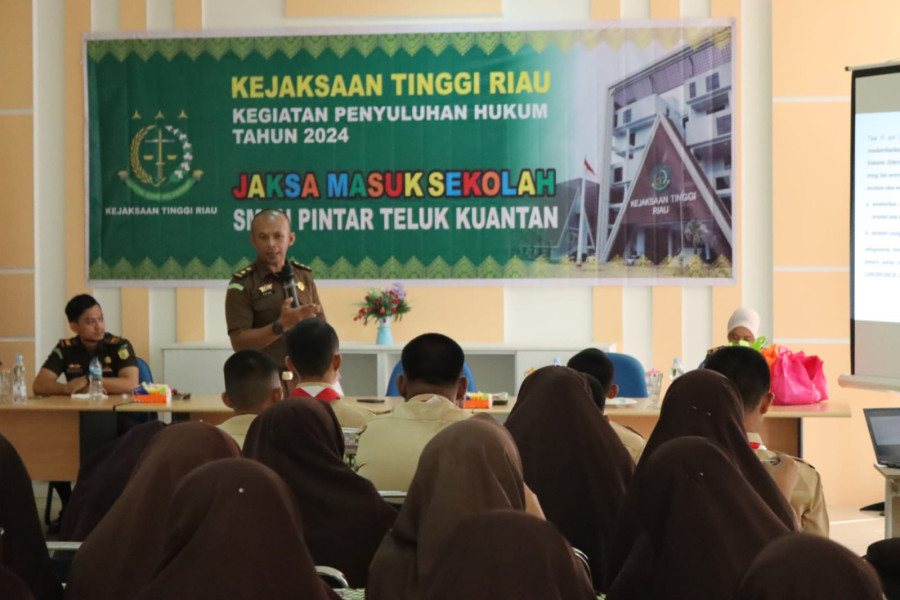 JSM Kejati Riau Beri Penyuluhan Hukum pada Pelajar SMAN Pintar Teluk Kuantan