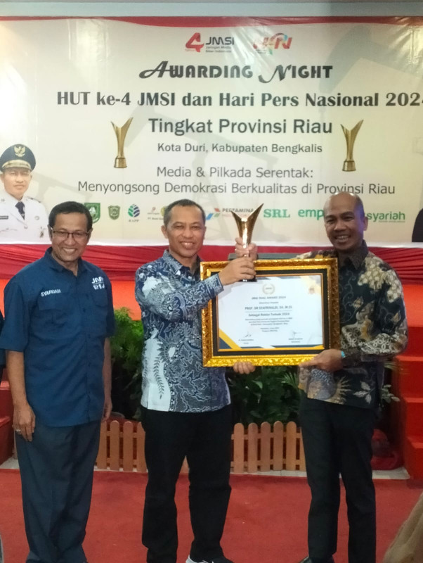 Prof. Dr. H. Syafrinaldi Terima Anugerah Rektor Terbaik 2024