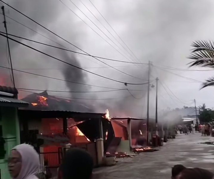 Kobaran Api Kejutkan Warga Marpoyan Damai, Tiga Rumah Ludes saat Subuh