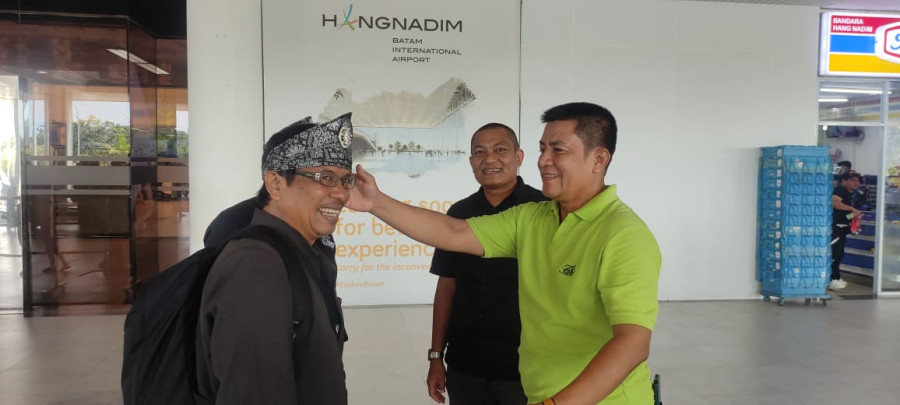 Tiba di Batam, Ketua Umum SMSI Dipakaikan Tanjak Melayu