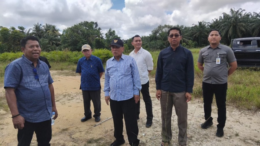 Dorong Kemajuan Daerah, Bupati Rohil Tinjau Lahan untuk Universitas dan Pasar Tradisional