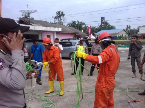 Kampung Jaya Pura Kab Siak Sterilkan Fasilitas Umum dengan Disinfekan