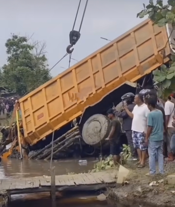 Truk Bermuatan Pasir Masuk Parit di Jalan Riau, Sopir Tewas