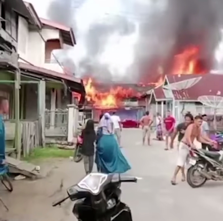 Kebakaran Dahsyat Guncang Rohil, 30 Unit Rumah Warga Dilahap Si Jago Merah