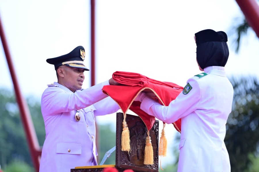 Khidmat, Wabup Bengkalis Bagus Santoso Pimpin Penurunan Sang Merah Putih