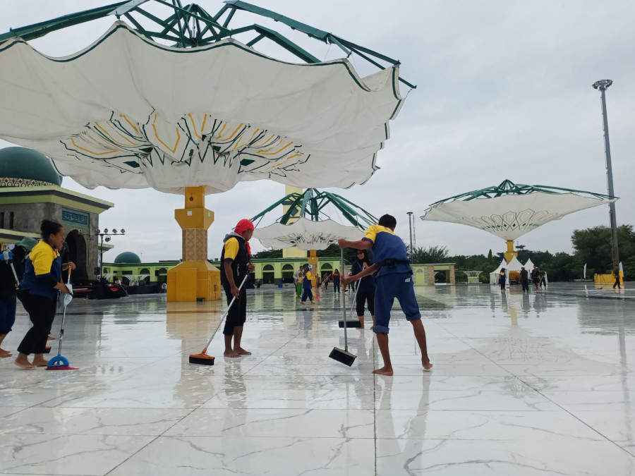 Jelang Tablig Akbar UAH,  Puluhan Orang Bersihkan Kawasan Masjid An-Nur