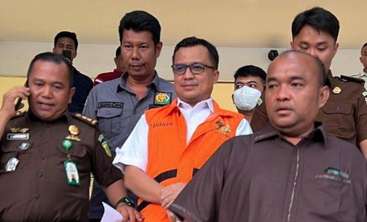 Jadi Tersangka Perjalanan Fiktif RP 2,3 Miliar, Kadisdik Riau Langsung Ditahan