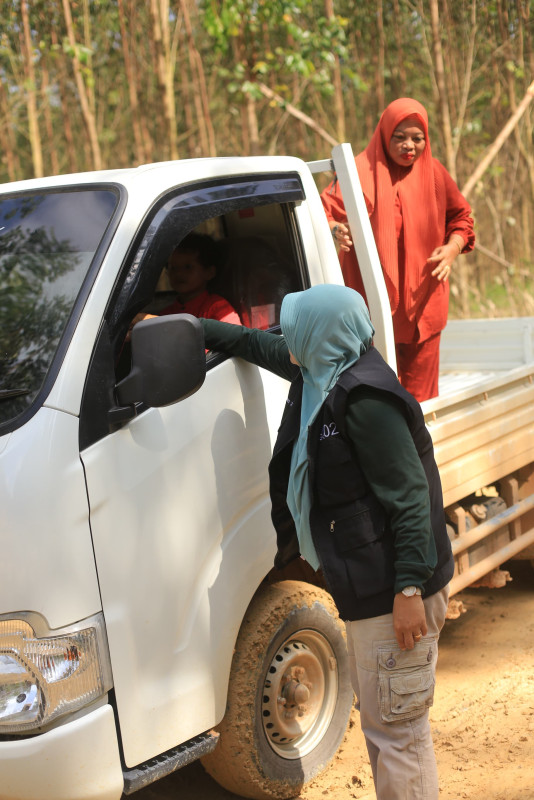 Lalui Jalan Rusak Parah, Dr Afni Kunjungi Kampung Terpencil di Sungai Mandau