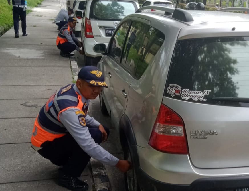 Hati-hati Jika Ingin Parkir, Mobil Anda Bisa Jadi Incaran Petugas