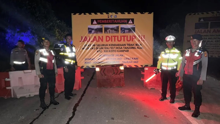 Jalan Lintas Riau-Sumbar Ditutup Total, Kendaraan Diminta Lewat Jalur Alternatif