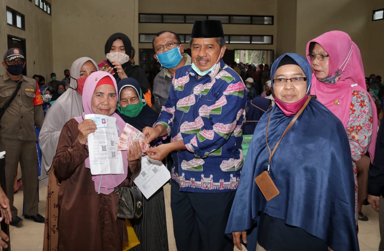Bupati Siak Serahkan BST Tahap III Untuk Masyarakat Kandis