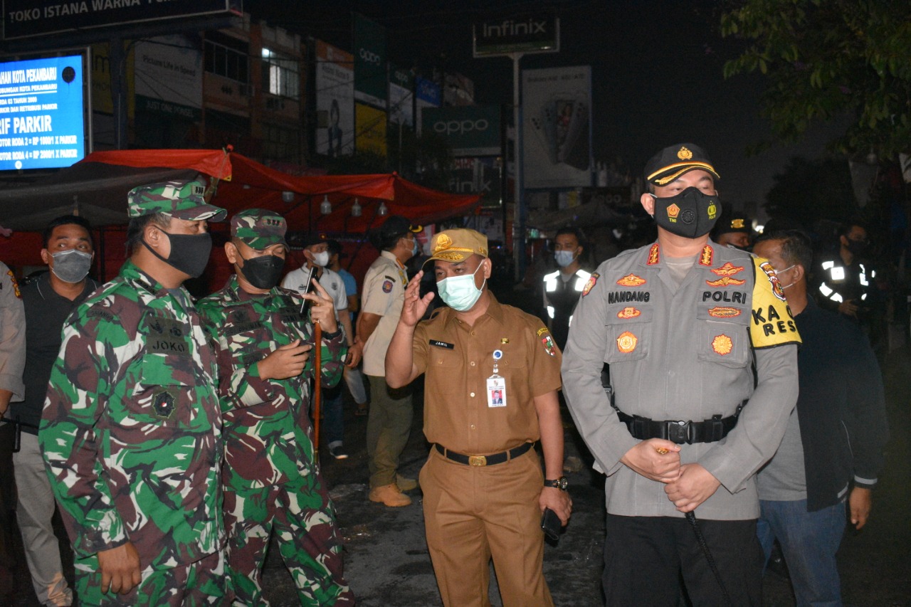 Warga Tidah Patuh Prokes, Petugas Angkut Meja dan Kursi Kafe di Pekanbaru