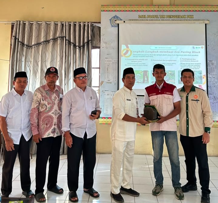 Mahasiswa FISIP Unri Sulap Limbah Plastik Jadi Eco Paving Block