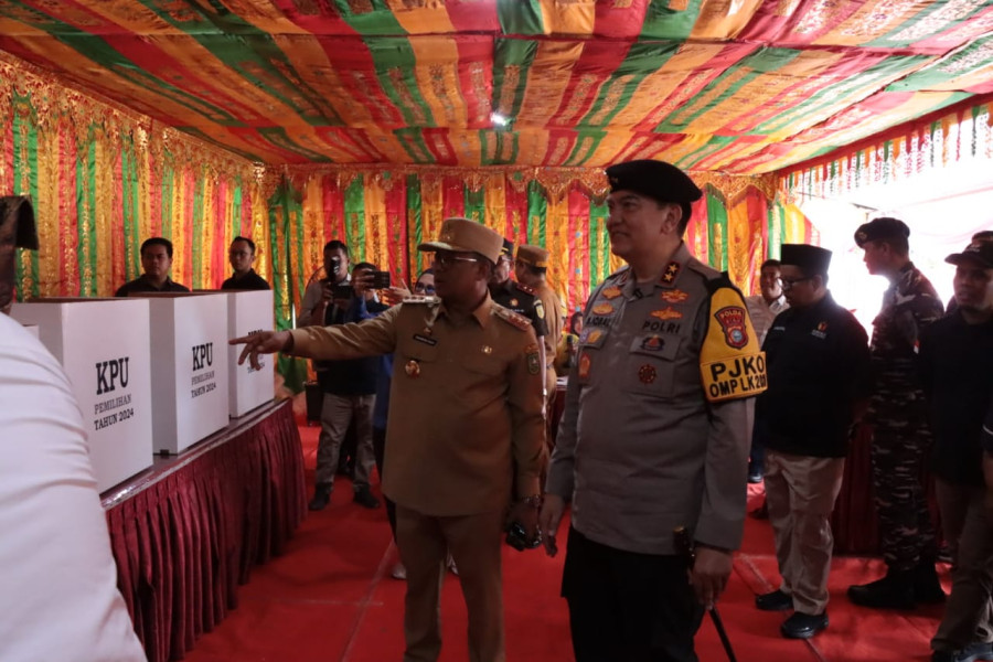 Kapolda Riau dan Pj Gubri Pantau  Proses Pencoblosan di TPS Kampar