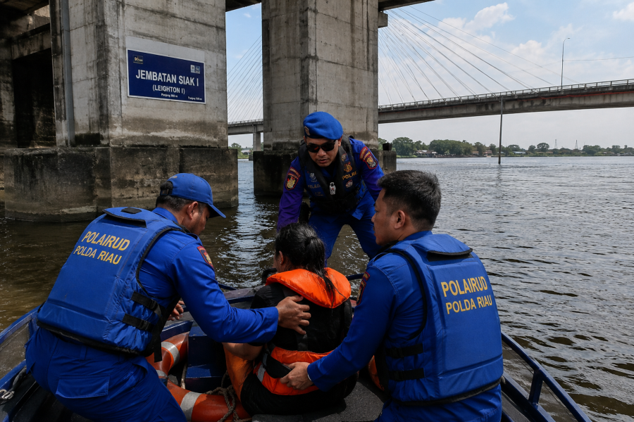Perempuan 18 Tahun Diselamatkan usai Lompat dari Jembatan Siak I