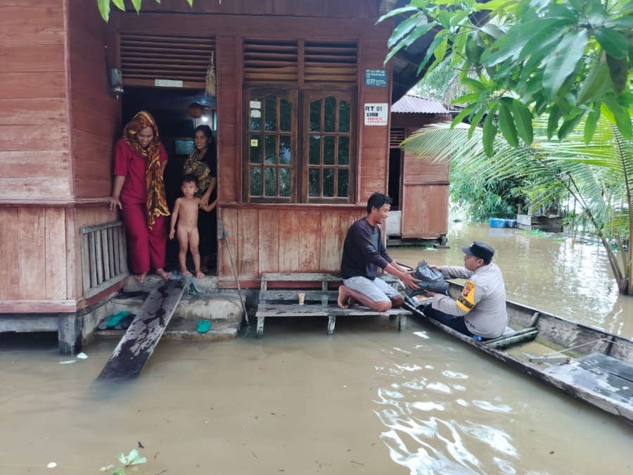 Polsek Kampar Kiri Hilir Salurkan Bantuan pada Korban Banjir di Mentulik