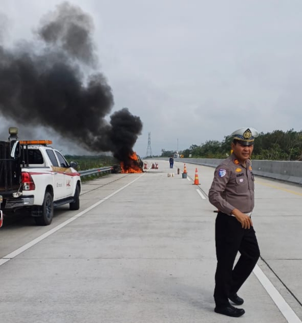 Tol Pekanbaru-Bangkinang Geger!  Pajero Sport Modifikasi Terbakar