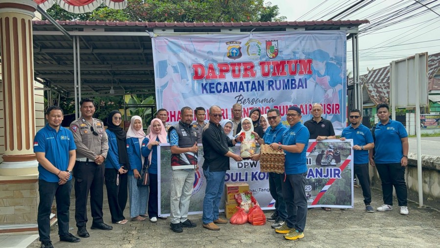 DPW Riau IKA UII Bantu Korban Banjir Rumbai dengan Sembako