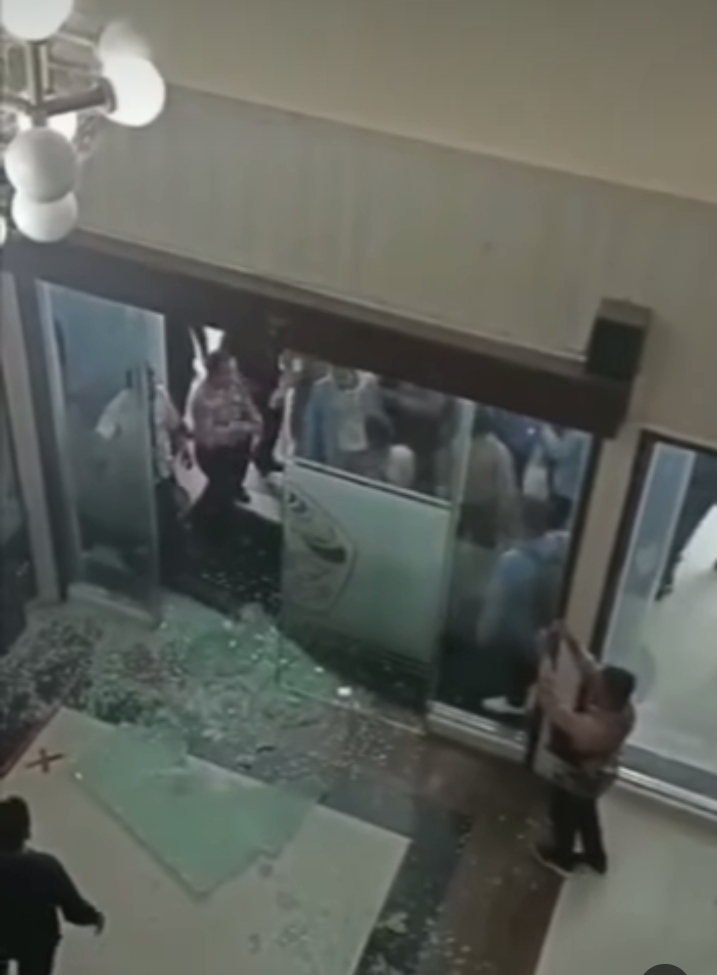 Mahasiswa UNRI Rusak Pintu Gedung Rektorat Saat Demo Tolak Pelantikan Wakil Dekan III