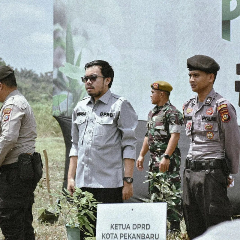 Ginda Burnama Ikut Penanaman 10 Juta Pohon