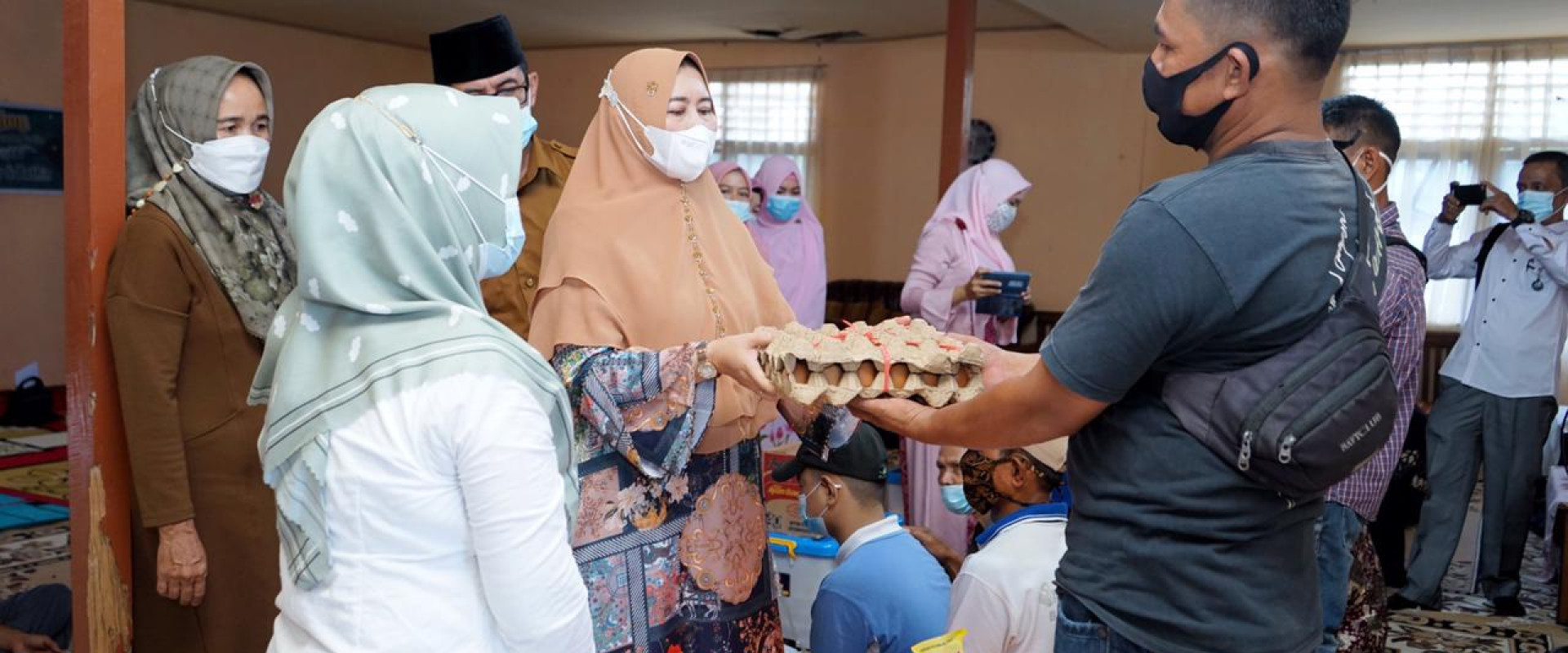 Kunjungi Rumah Singgah Baiturrahman Dinas Sosial, Hj.Zulaikha Wardan bagikan santunan 20 paket sembako