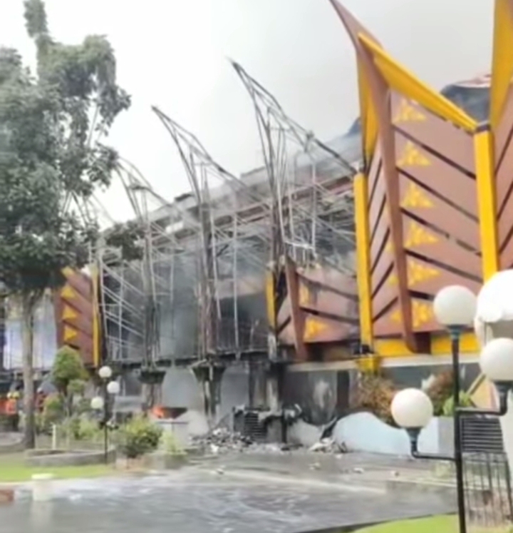 Tim Labfor Polda Riau Lakukan Olah TKP Kebakaran MPP Pekanbaru