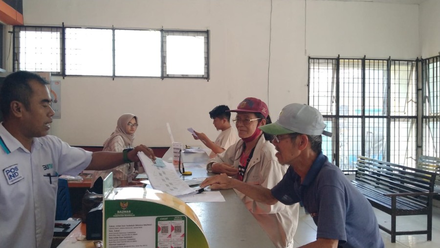 Penyaluran BLTS di Bengkalis, Kepala Kantor Pos Pilih Istri Jadi Garda Depan