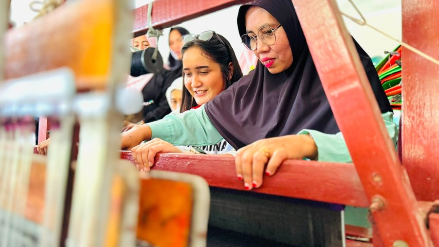 Merajut Kembali Mimpi yang Hanyut: Kisah Pengrajin Tenun Srikandi Serumpun Bangkit Bersama PHR